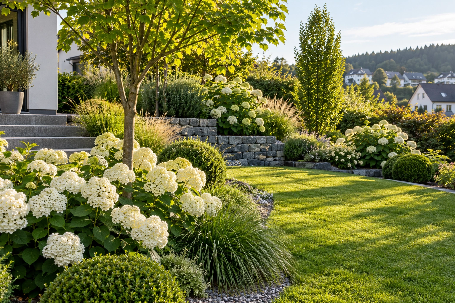 Naturnaher Garten mit sorgfältig angelegten Beeten