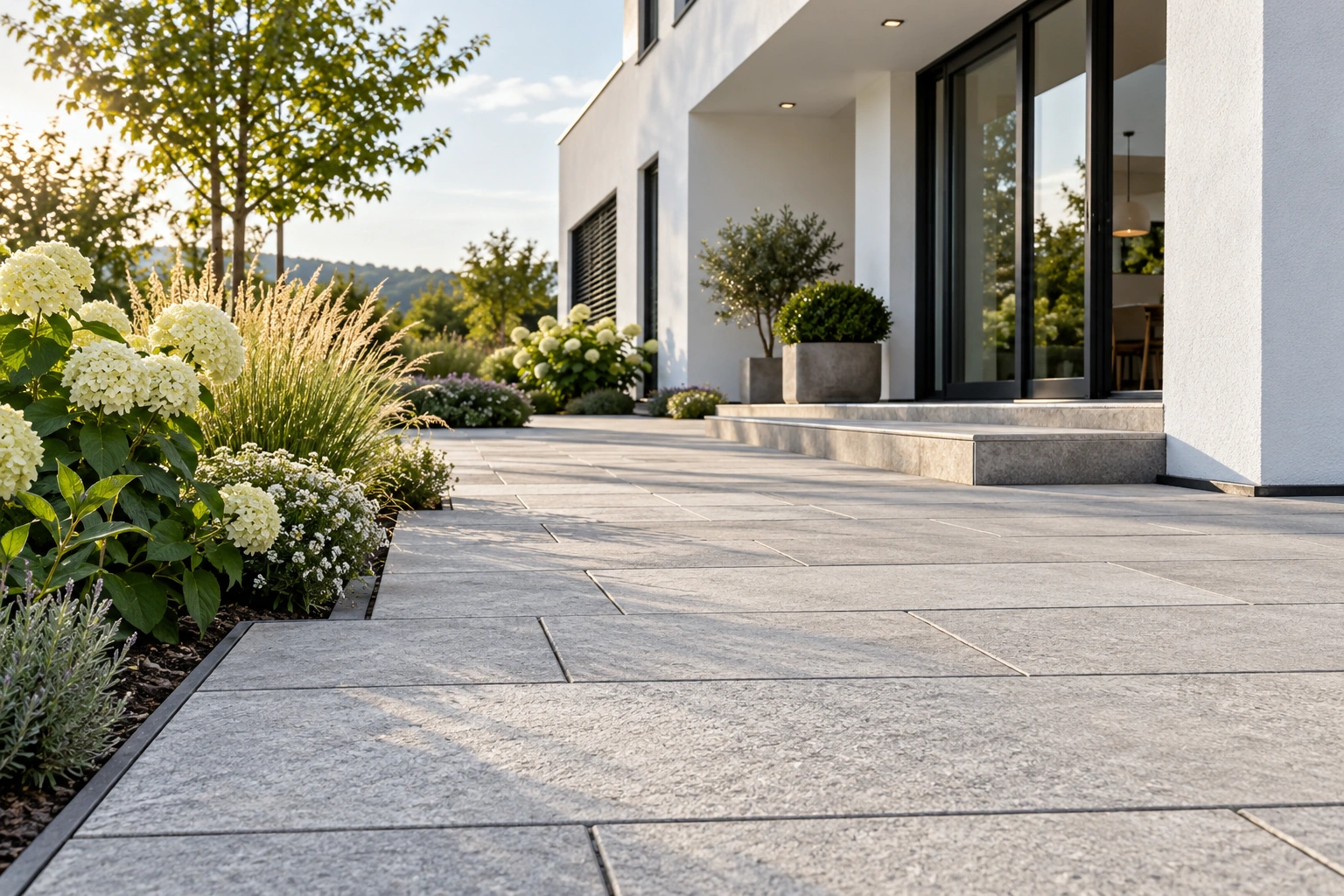 Präzise verlegte graue Terrassenplatten